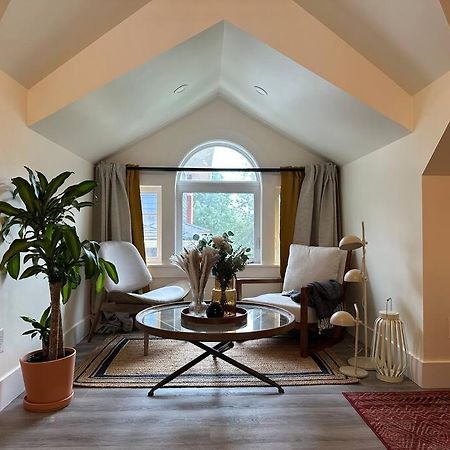 Heritage-Inspired Guesthouse - Luxe Bath & Elegant Ceilings Edmonton Exterior foto
