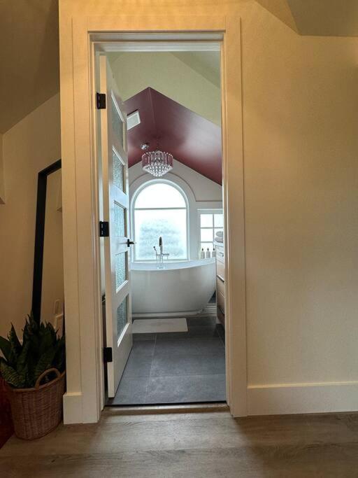 Heritage-Inspired Guesthouse - Luxe Bath & Elegant Ceilings Edmonton Exterior foto