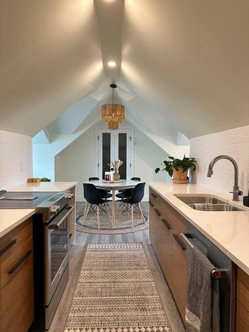 Heritage-Inspired Guesthouse - Luxe Bath & Elegant Ceilings Edmonton Exterior foto