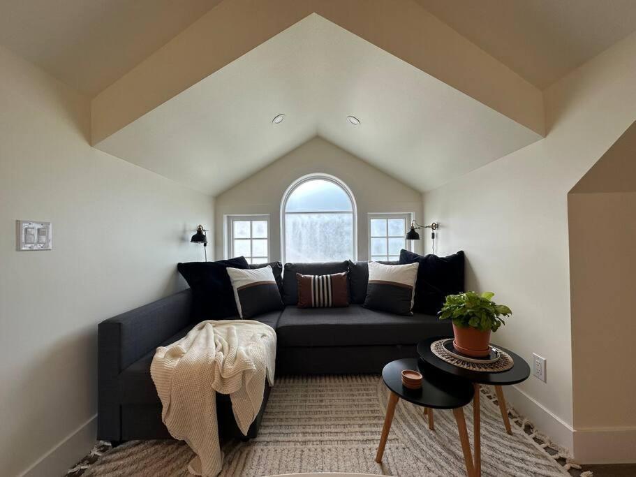 Heritage-Inspired Guesthouse - Luxe Bath & Elegant Ceilings Edmonton Exterior foto