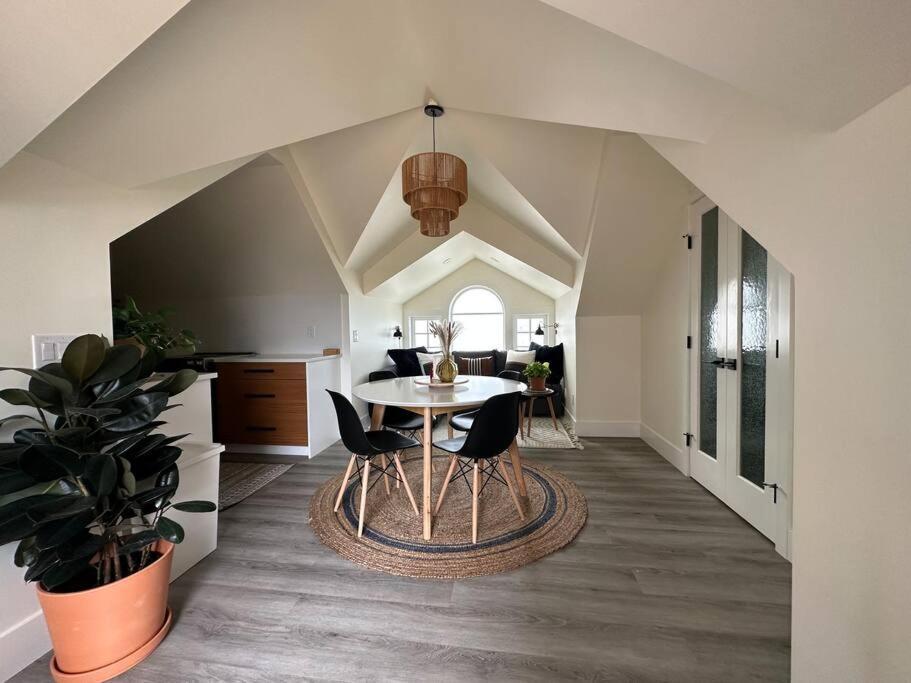 Heritage-Inspired Guesthouse - Luxe Bath & Elegant Ceilings Edmonton Exterior foto