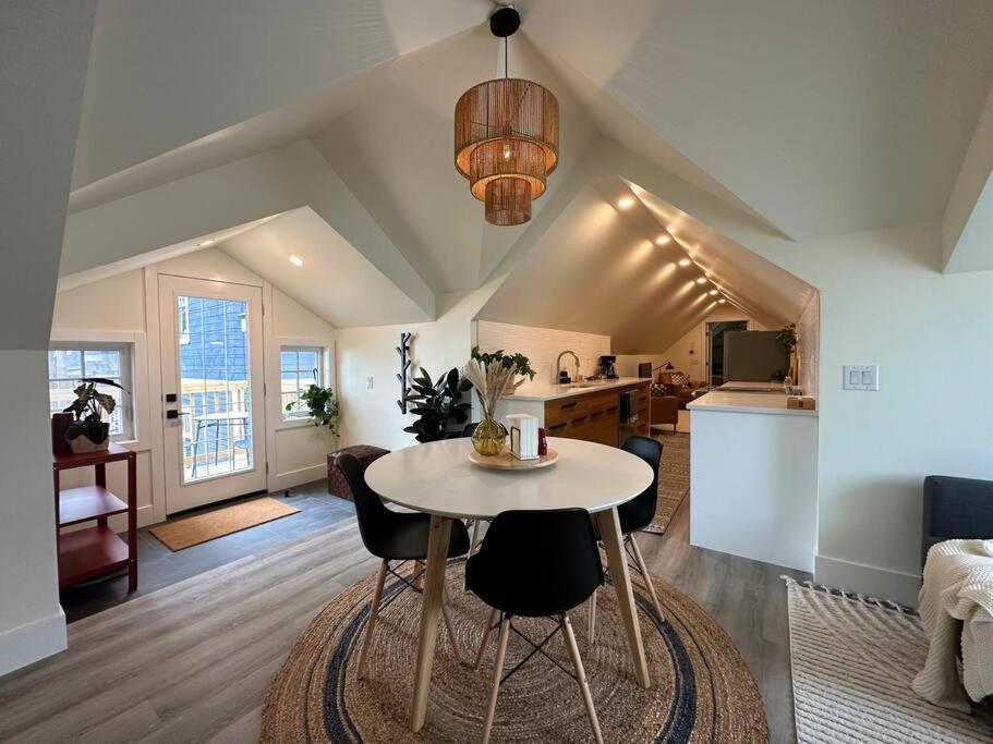 Heritage-Inspired Guesthouse - Luxe Bath & Elegant Ceilings Edmonton Exterior foto